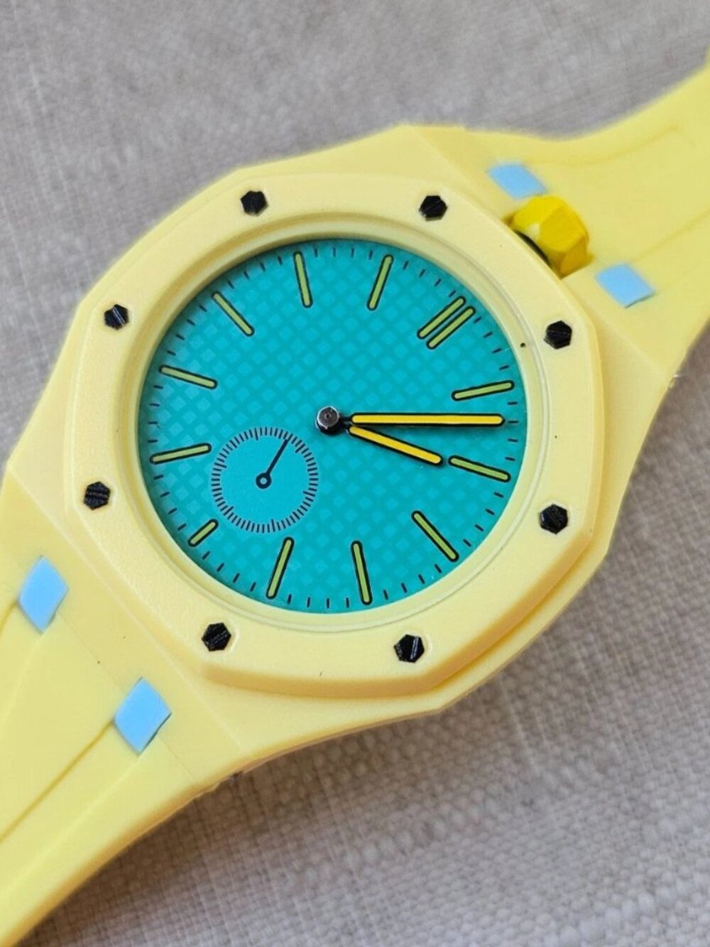 Fashion Wristwatch Yellow Tone High Quality Rubber Strap Analog Quartz Watch